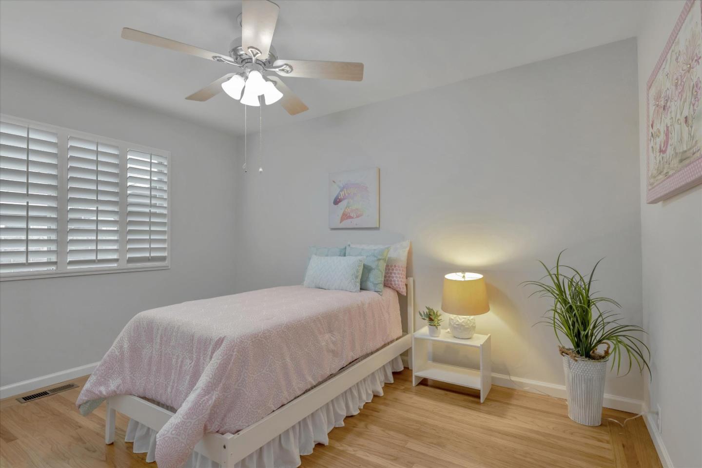 3375 Pepper Tree LN