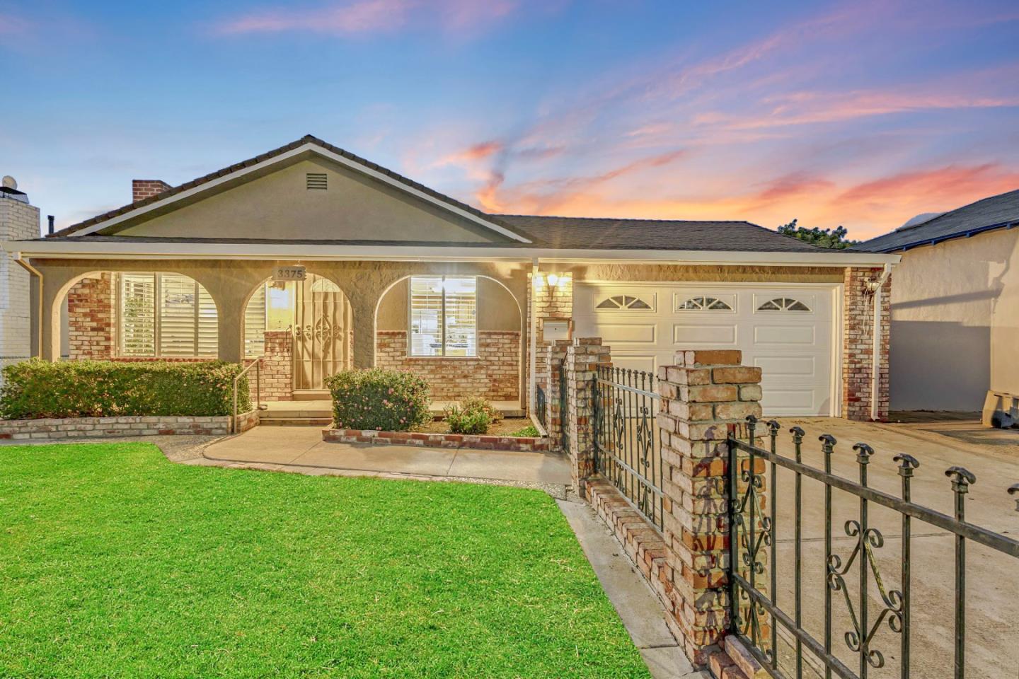 3375 Pepper Tree LN