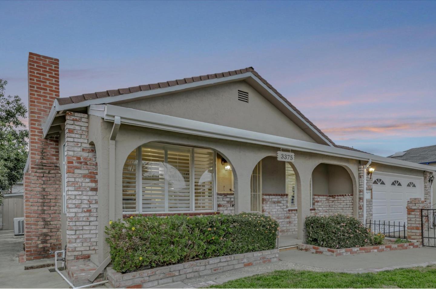 3375 Pepper Tree LN