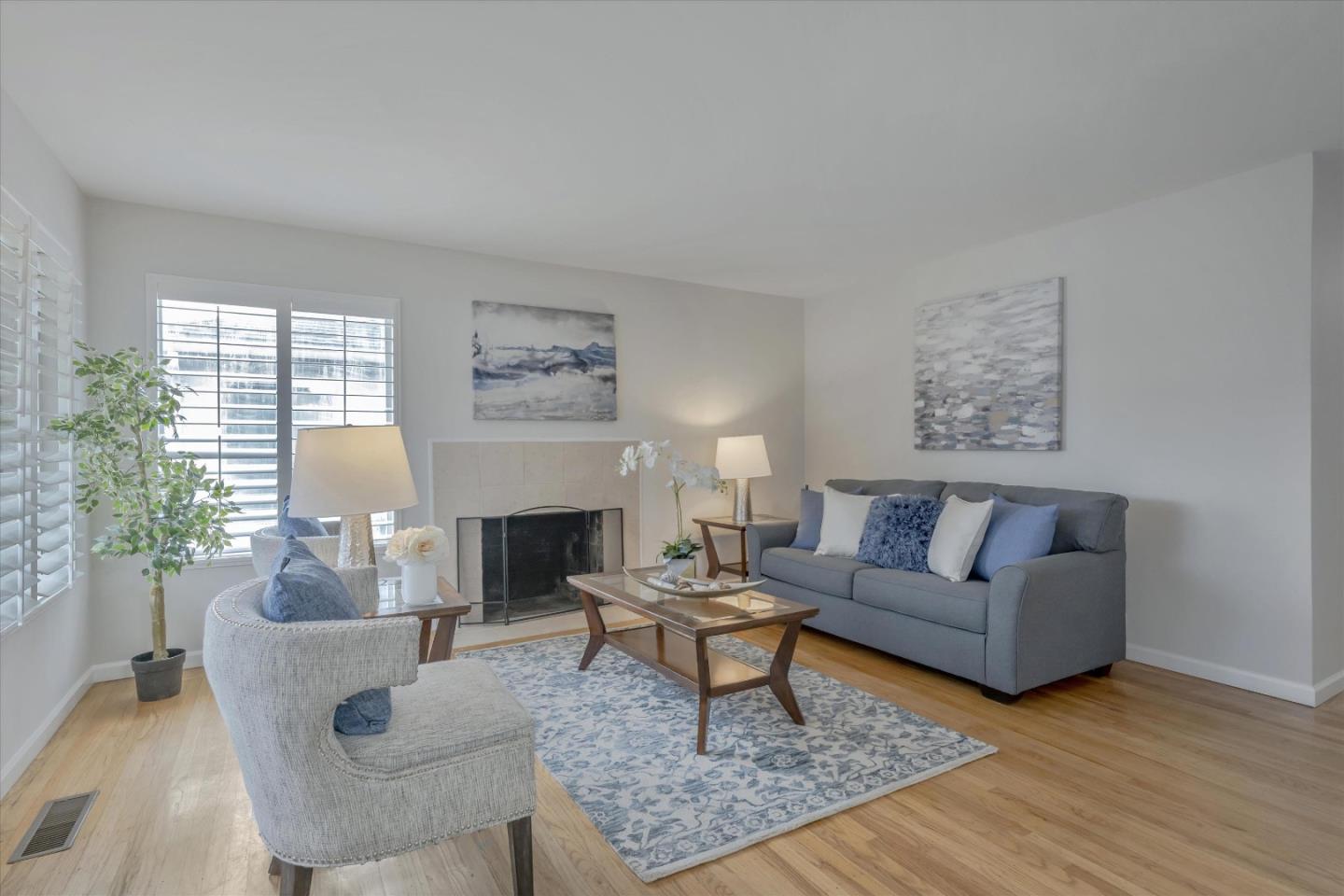 3375 Pepper Tree LN
