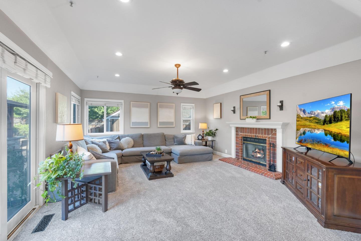 225 La Agua Court