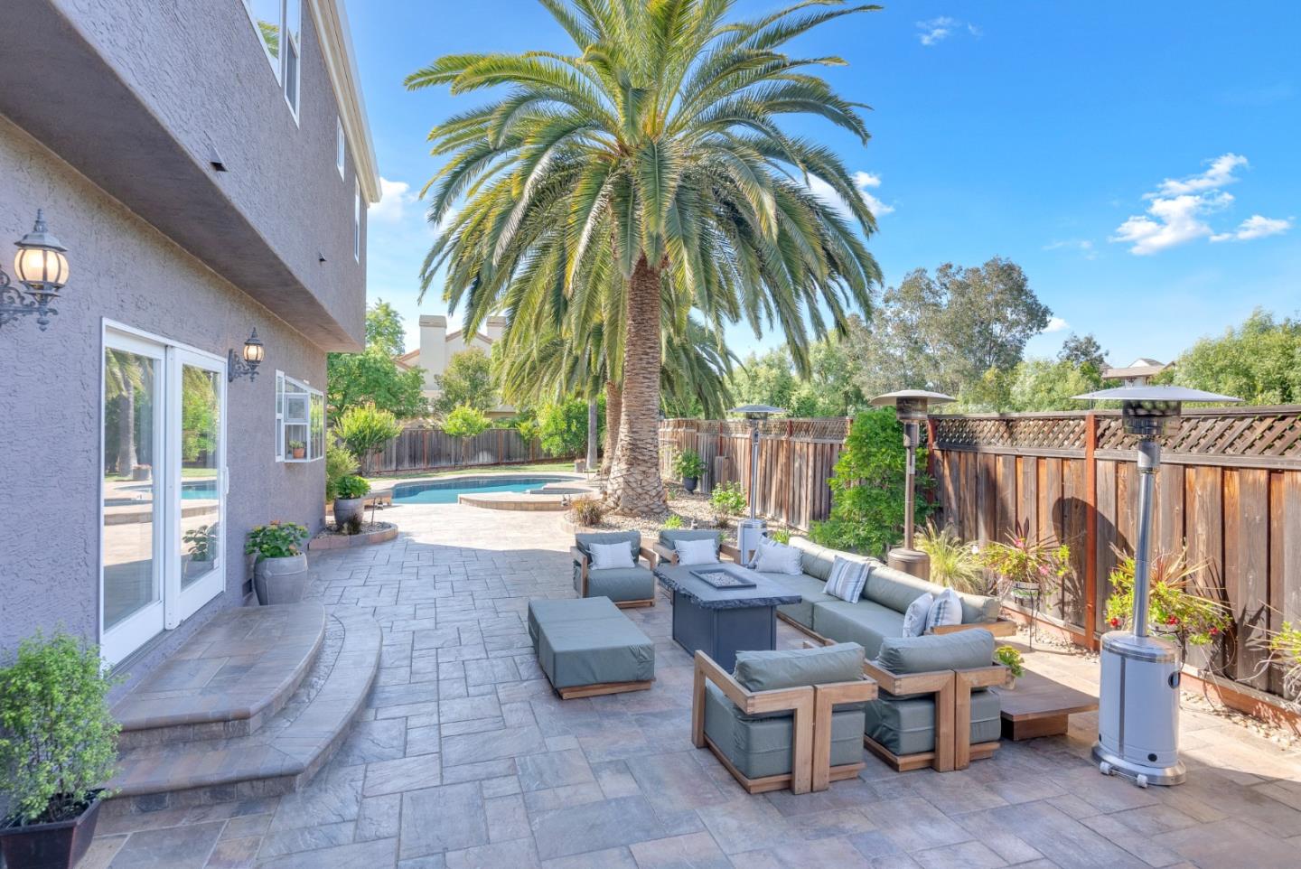 225 La Agua Court