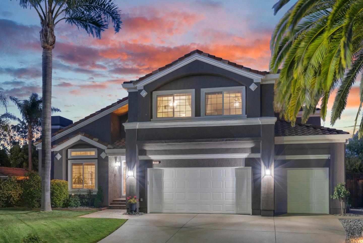 225 La Agua Court
