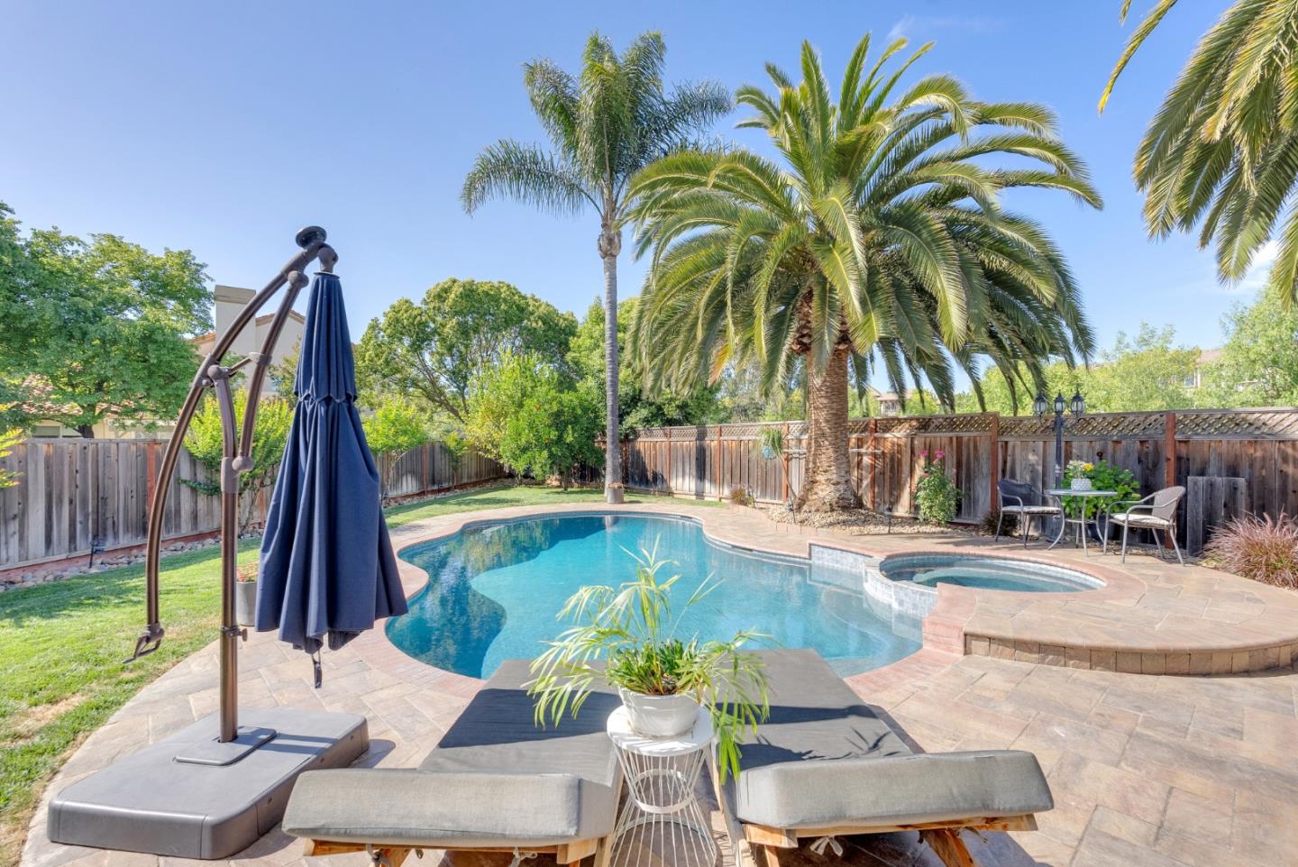 225 La Agua Court