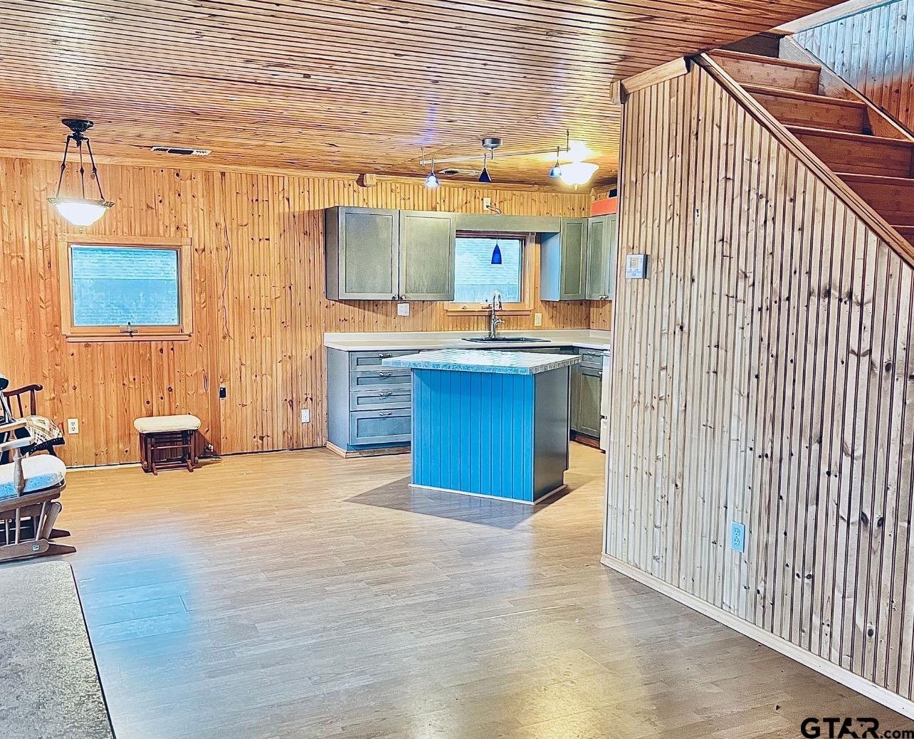 318 Lakeview Dr