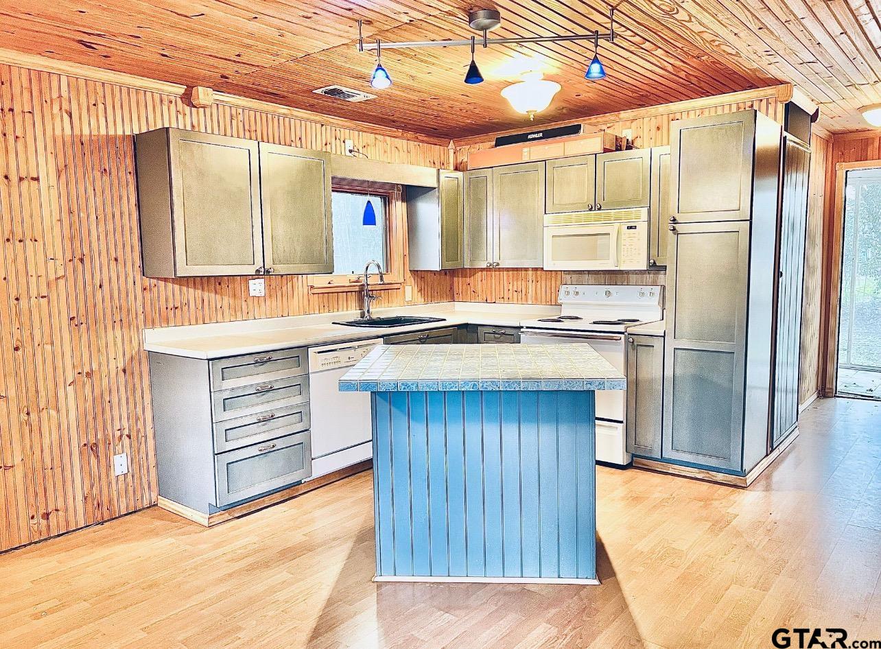 318 Lakeview Dr