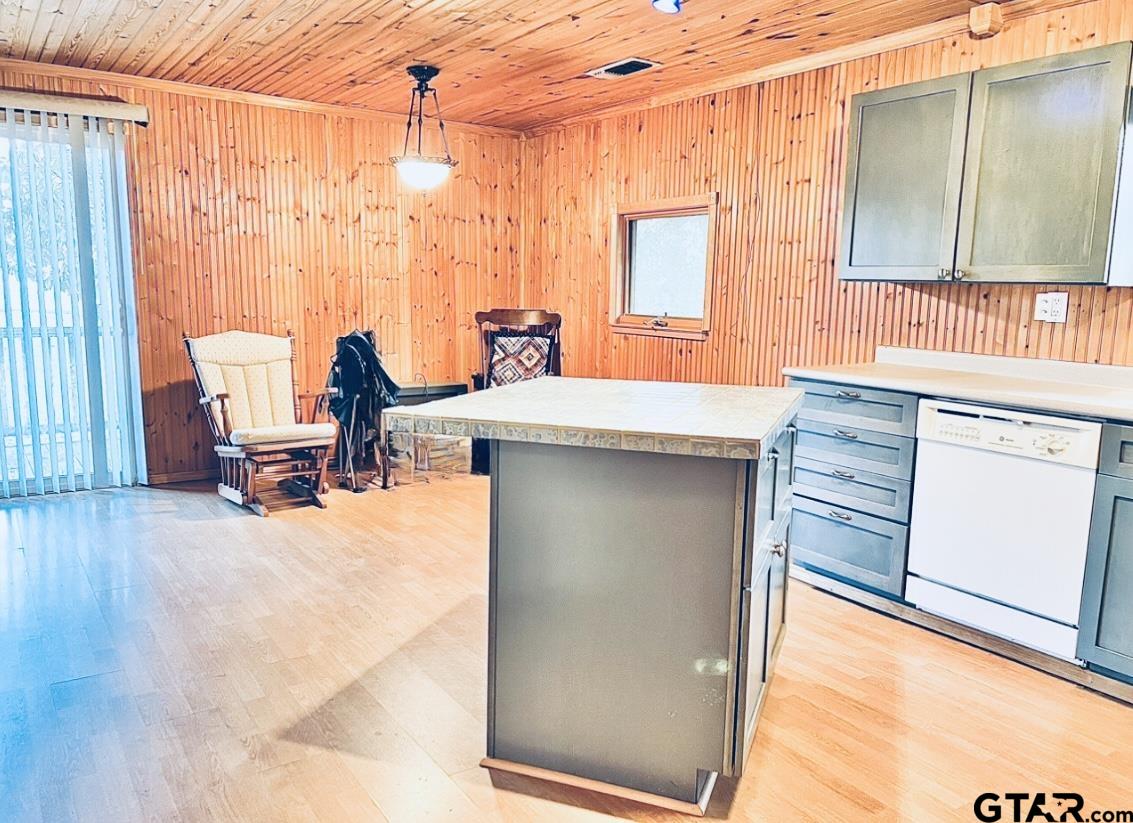 318 Lakeview Dr