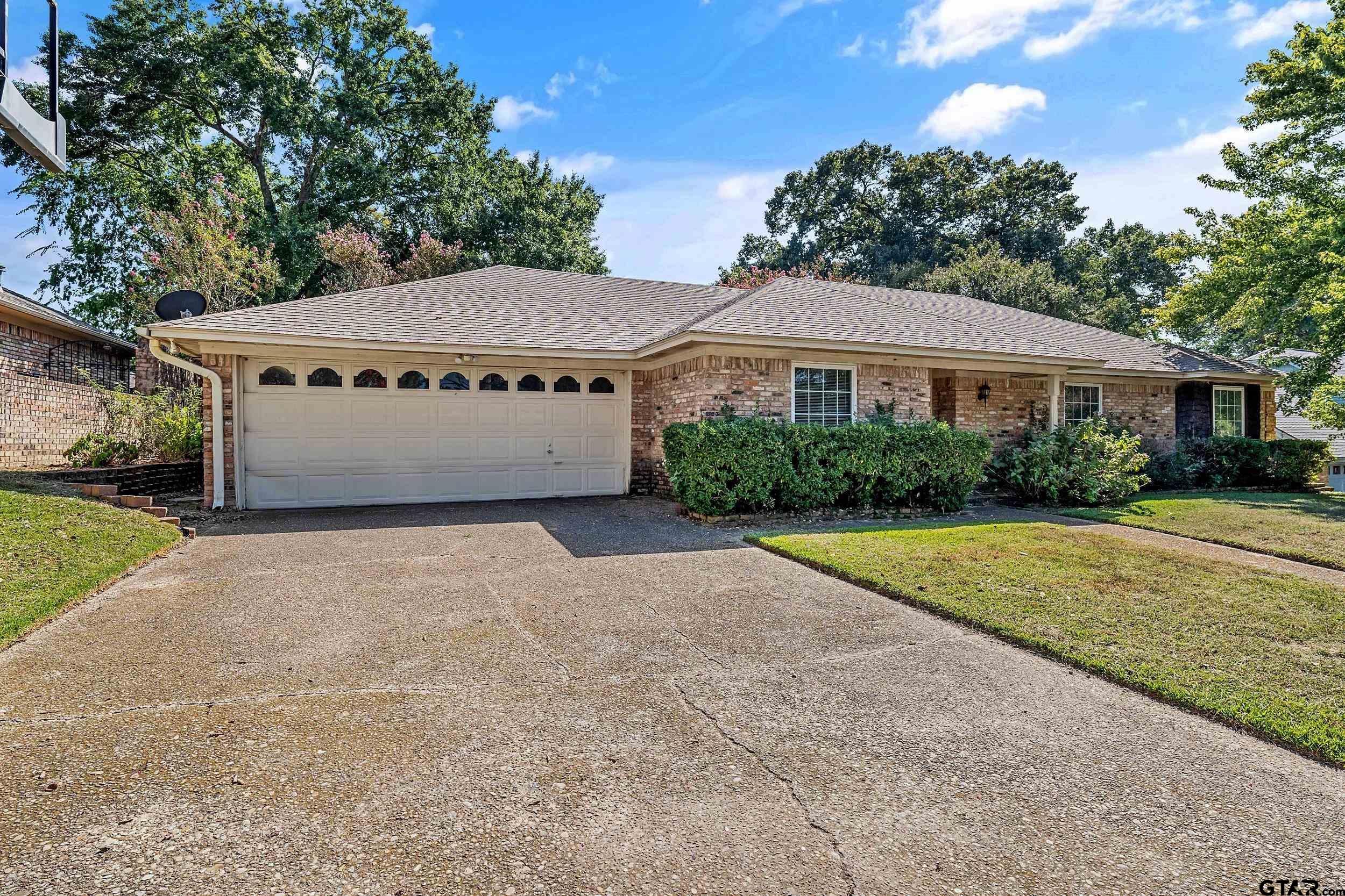 812 Meadow Creek Dr