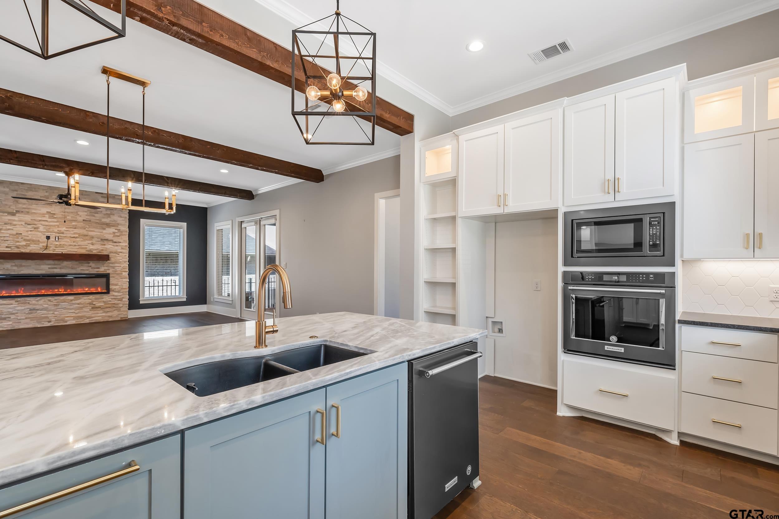 7323 Lake Pointe Cv