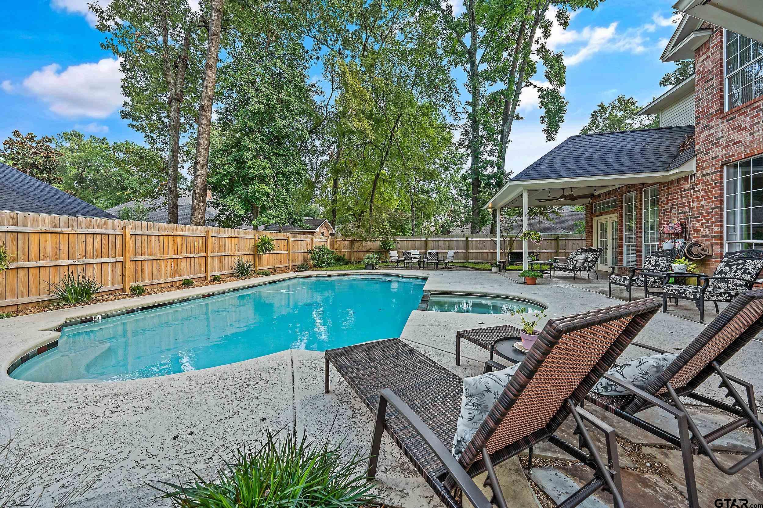4914 Barclay Dr