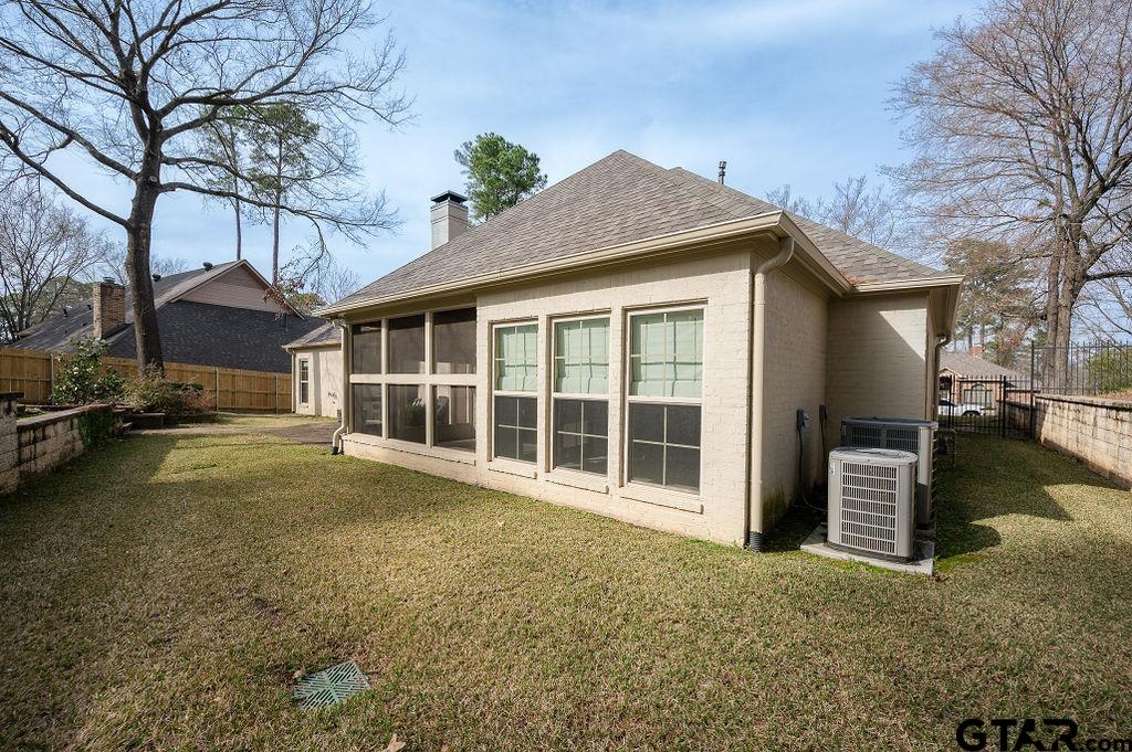 1203 Ashwood Dr