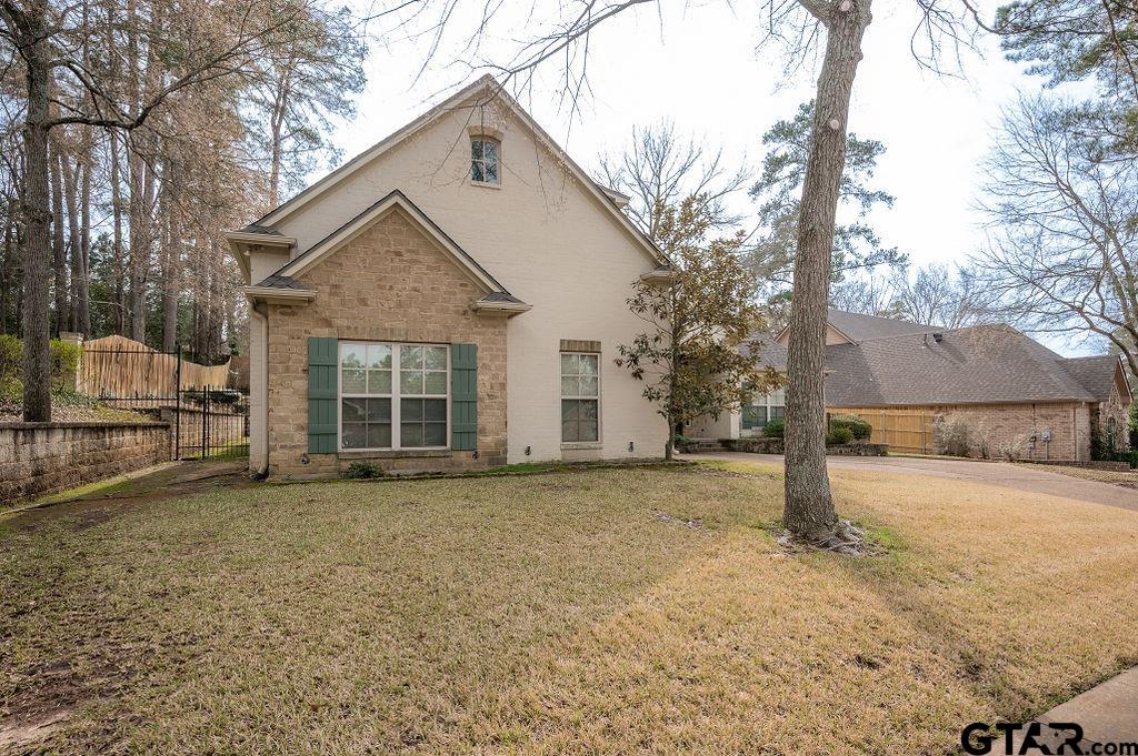 1203 Ashwood Dr
