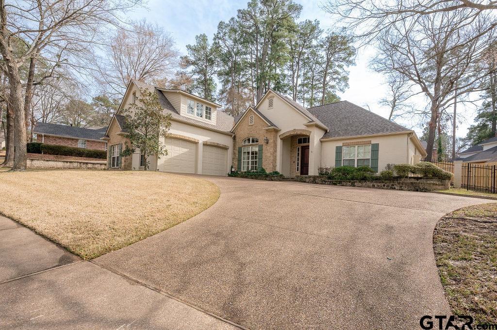 1203 Ashwood Dr