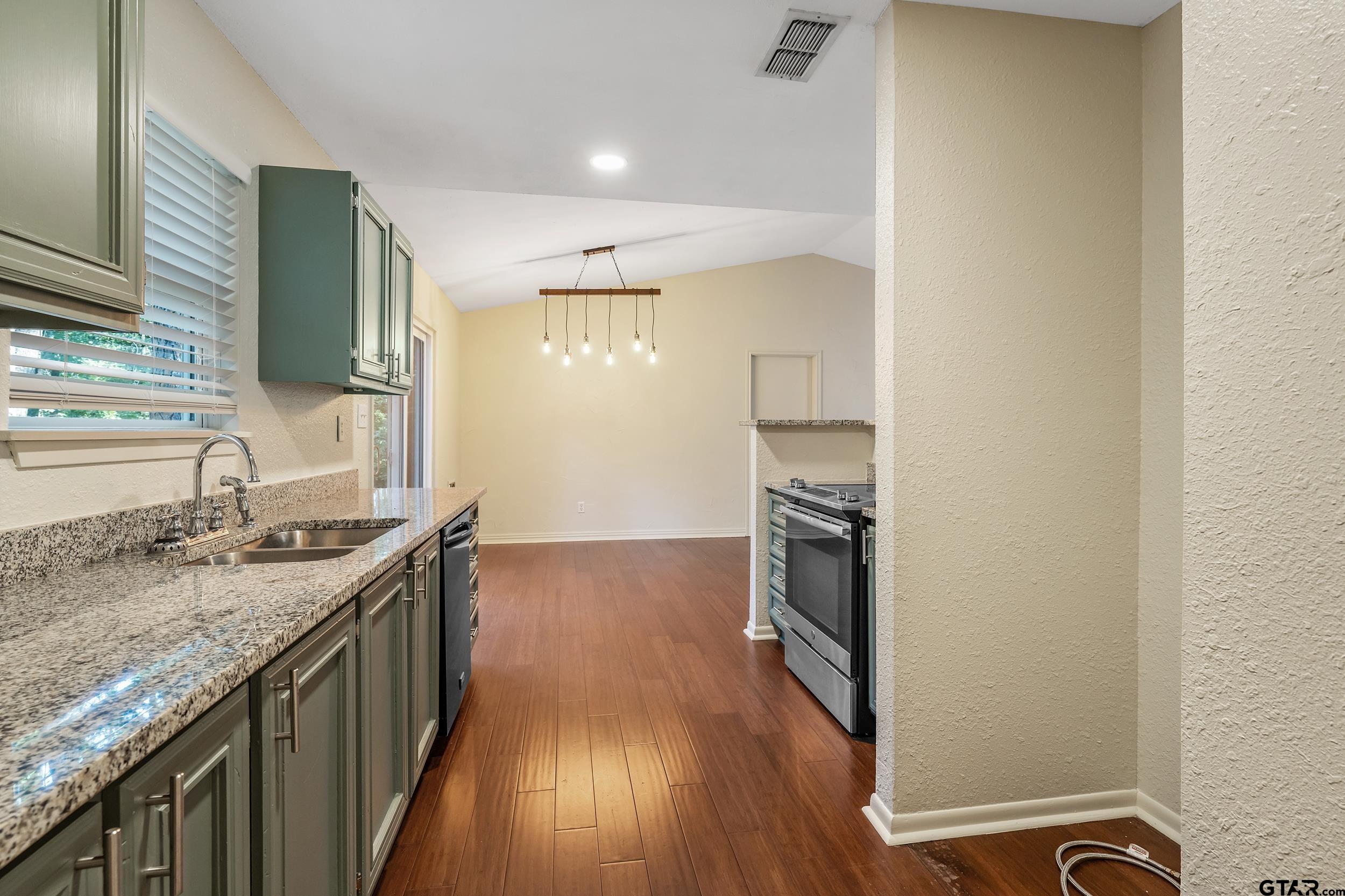 1666 Pineview