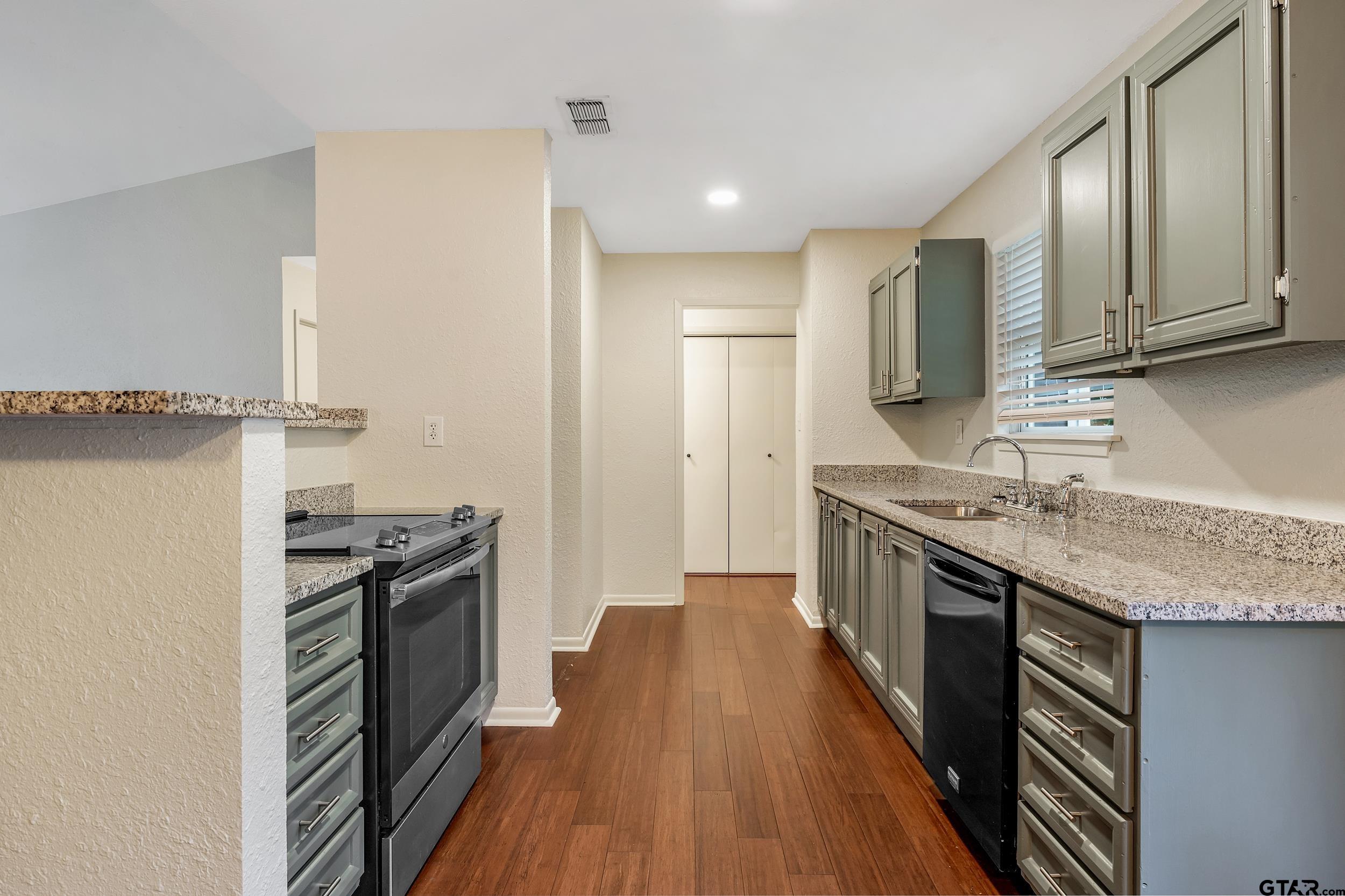 1666 Pineview