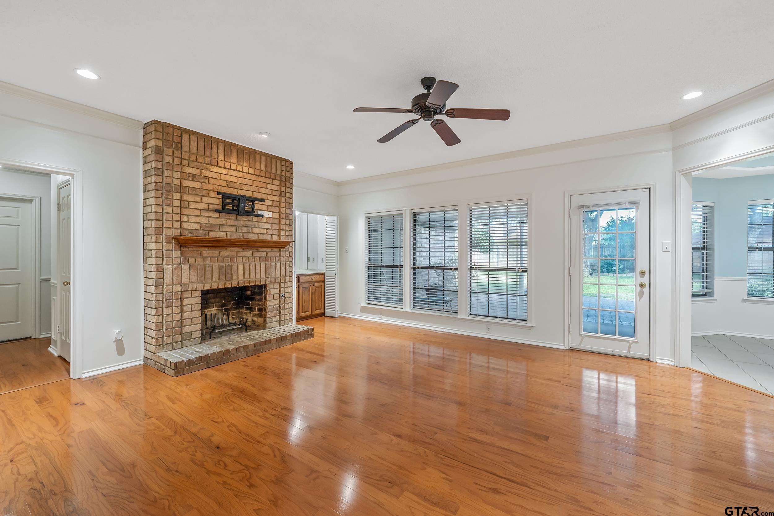6214 Huntington Dr