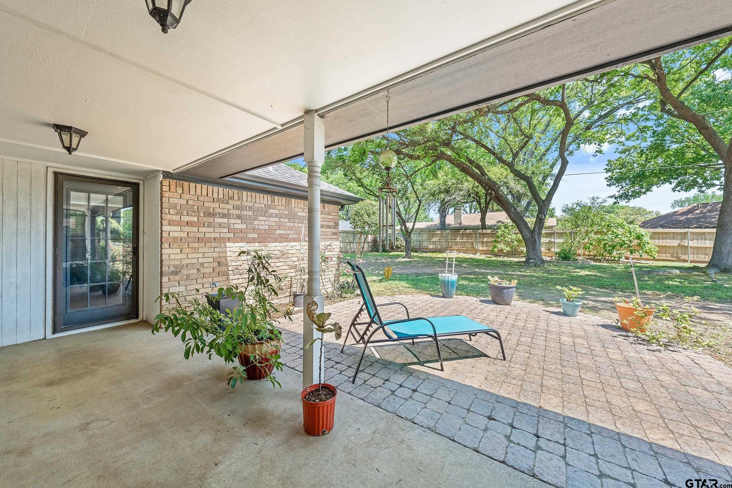 6214 Huntington Dr