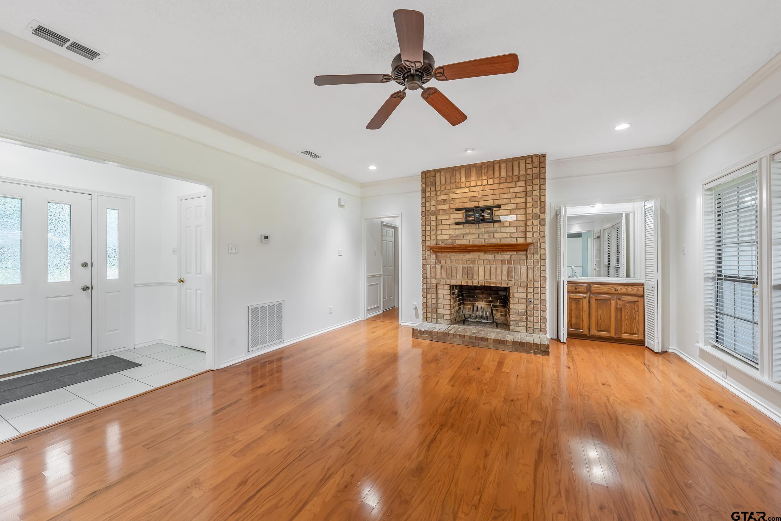 6214 Huntington Dr