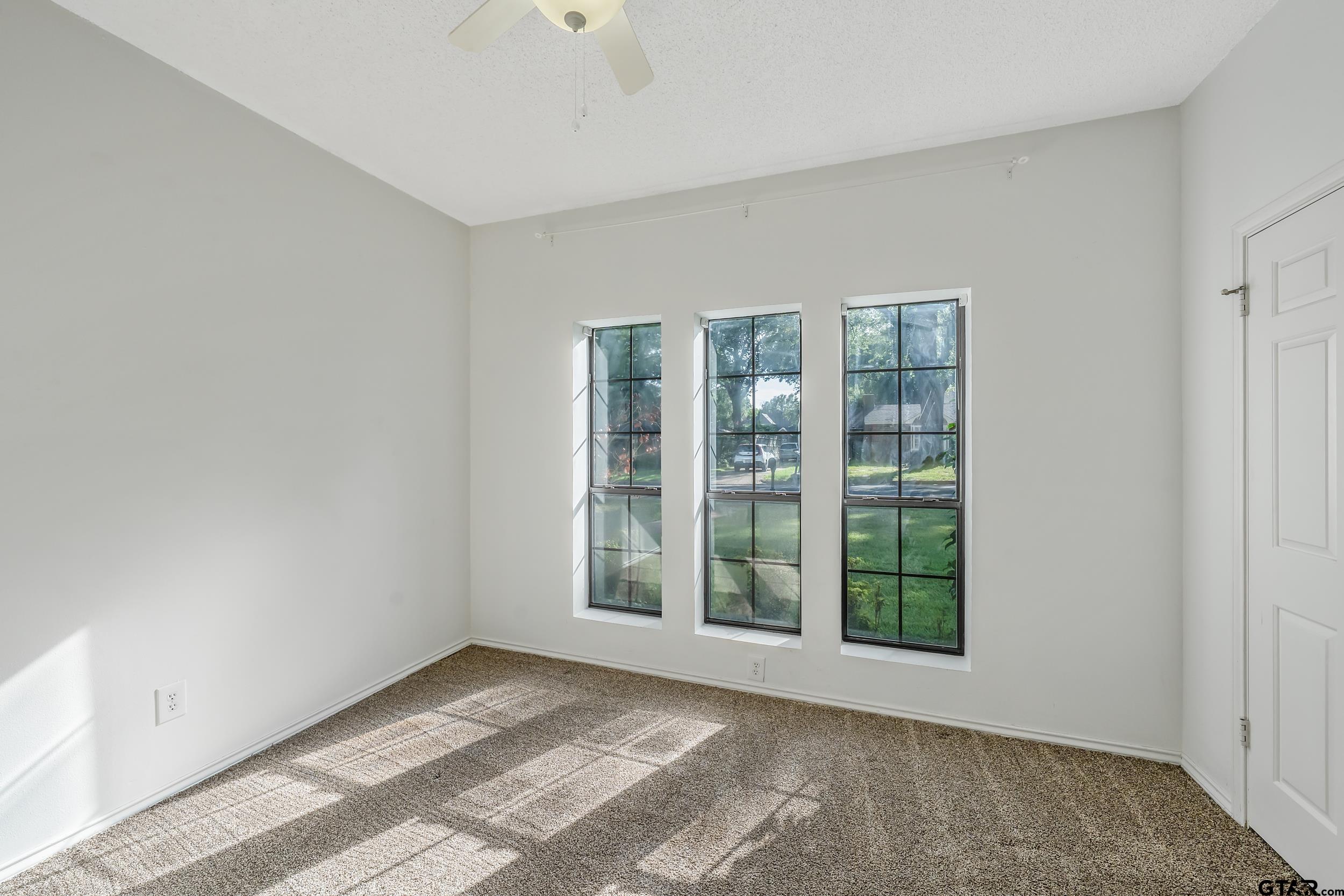 6214 Huntington Dr