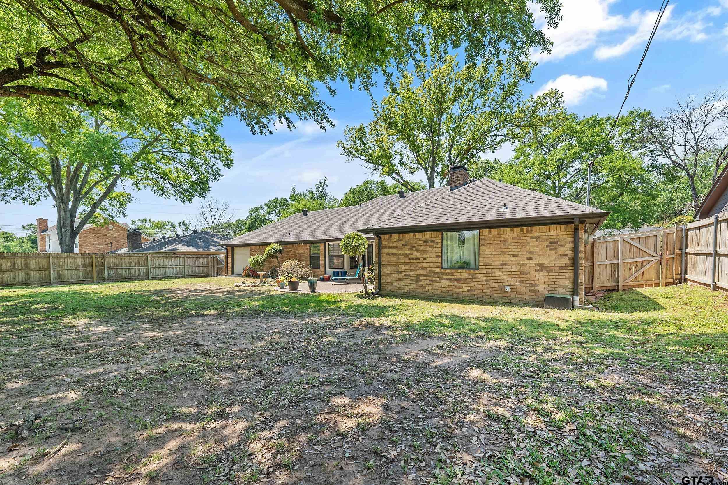 6214 Huntington Dr