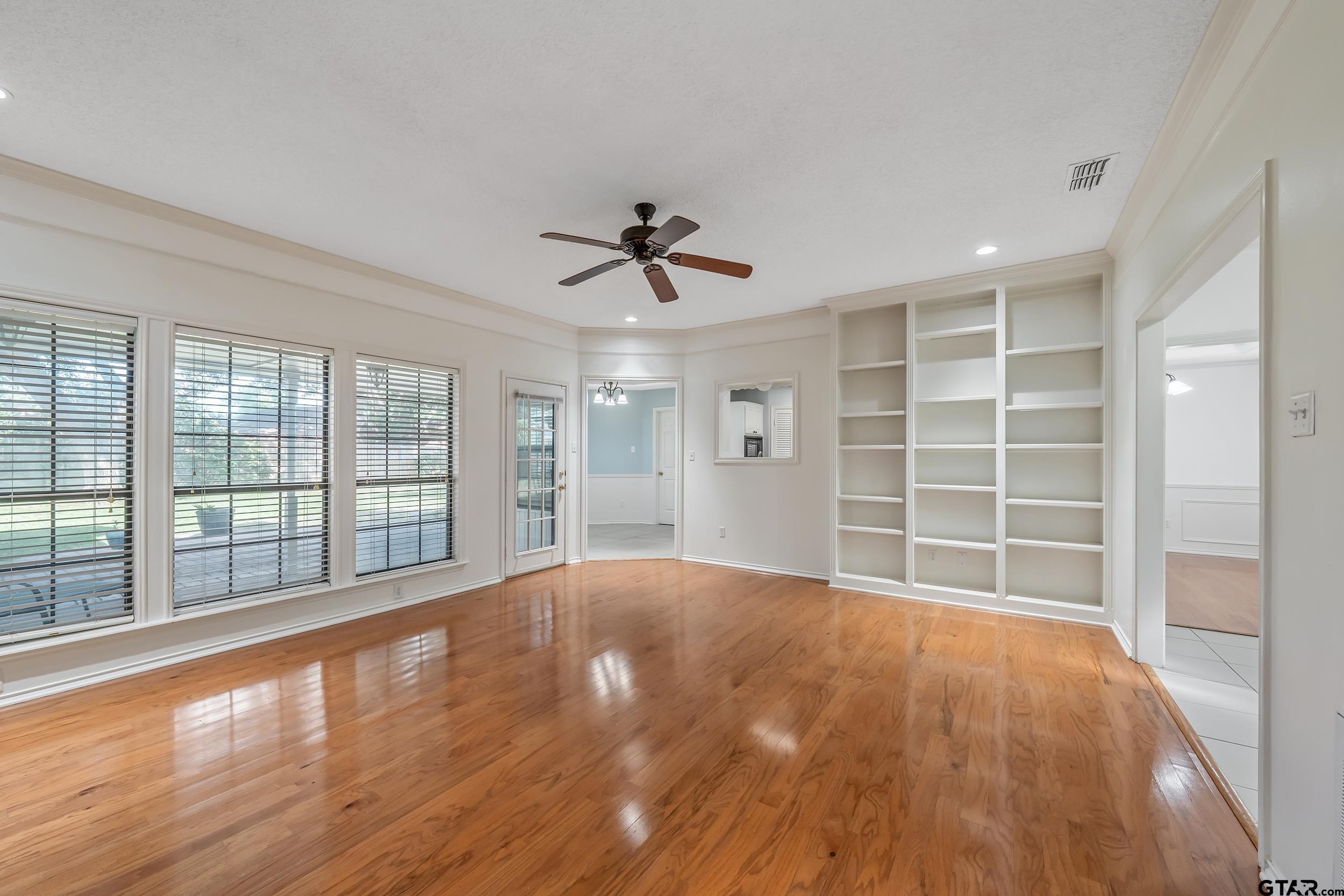 6214 Huntington Dr