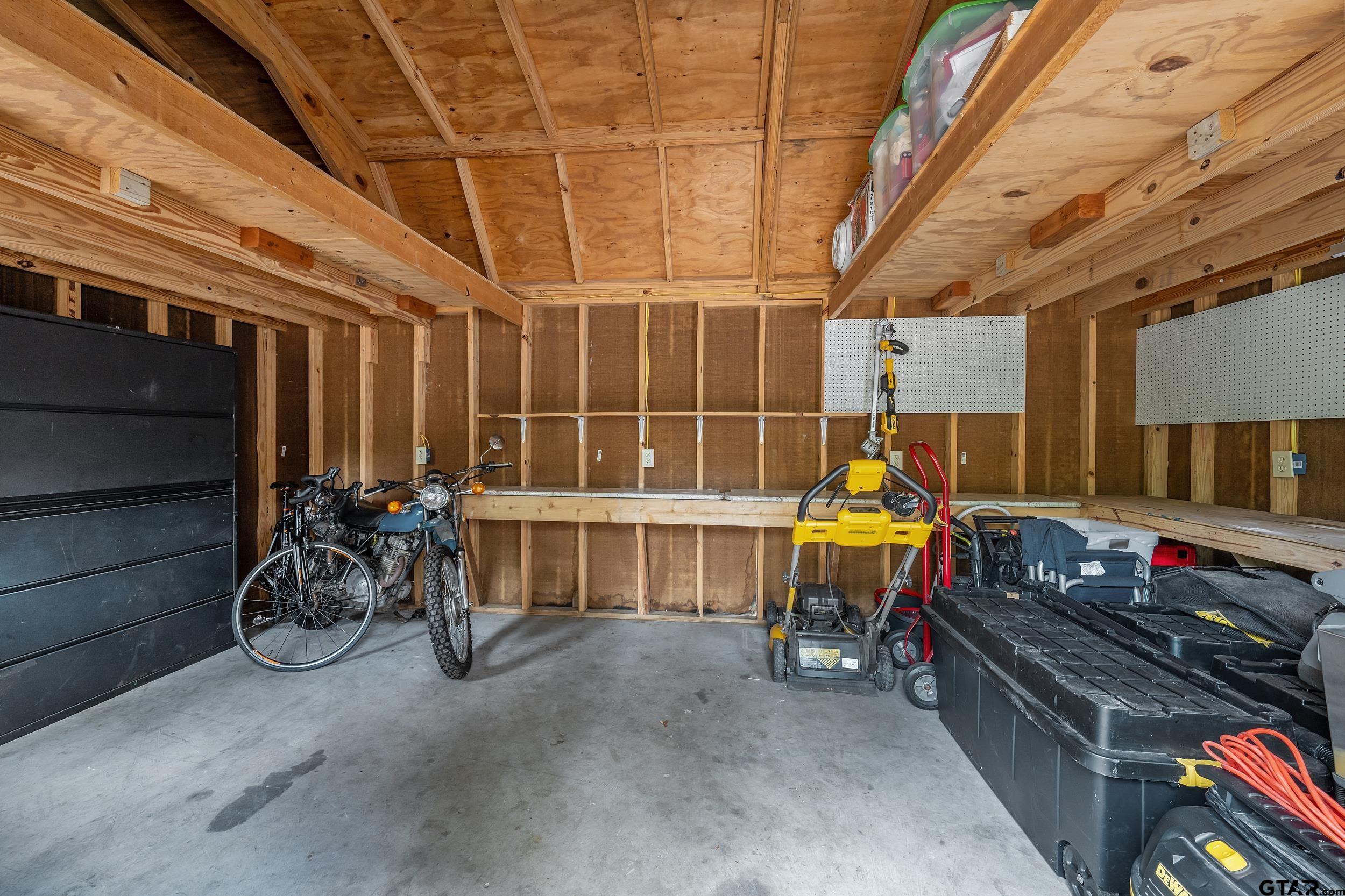 411 Lakeview Dr