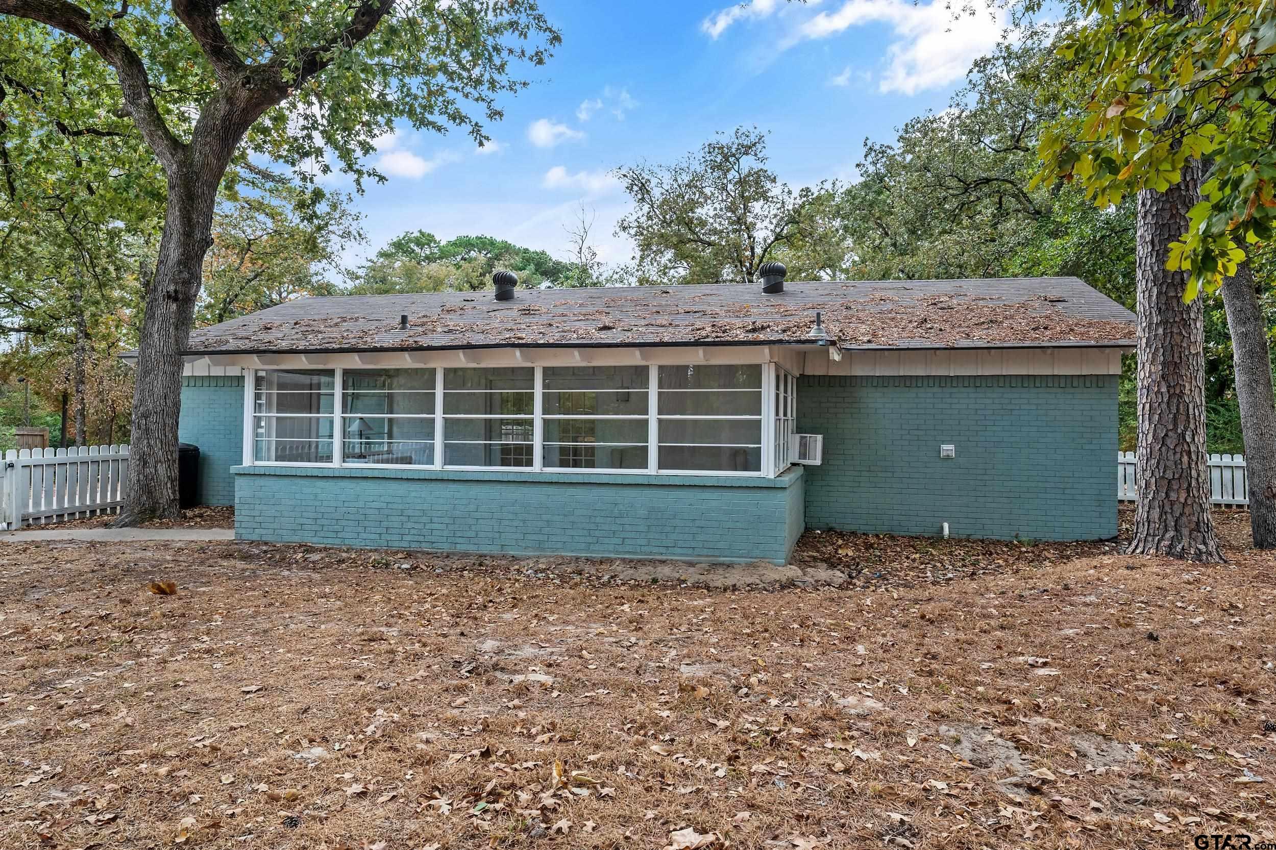 411 Lakeview Dr