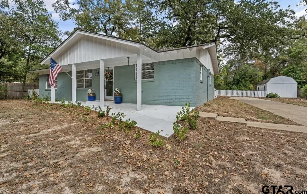 411 Lakeview Dr