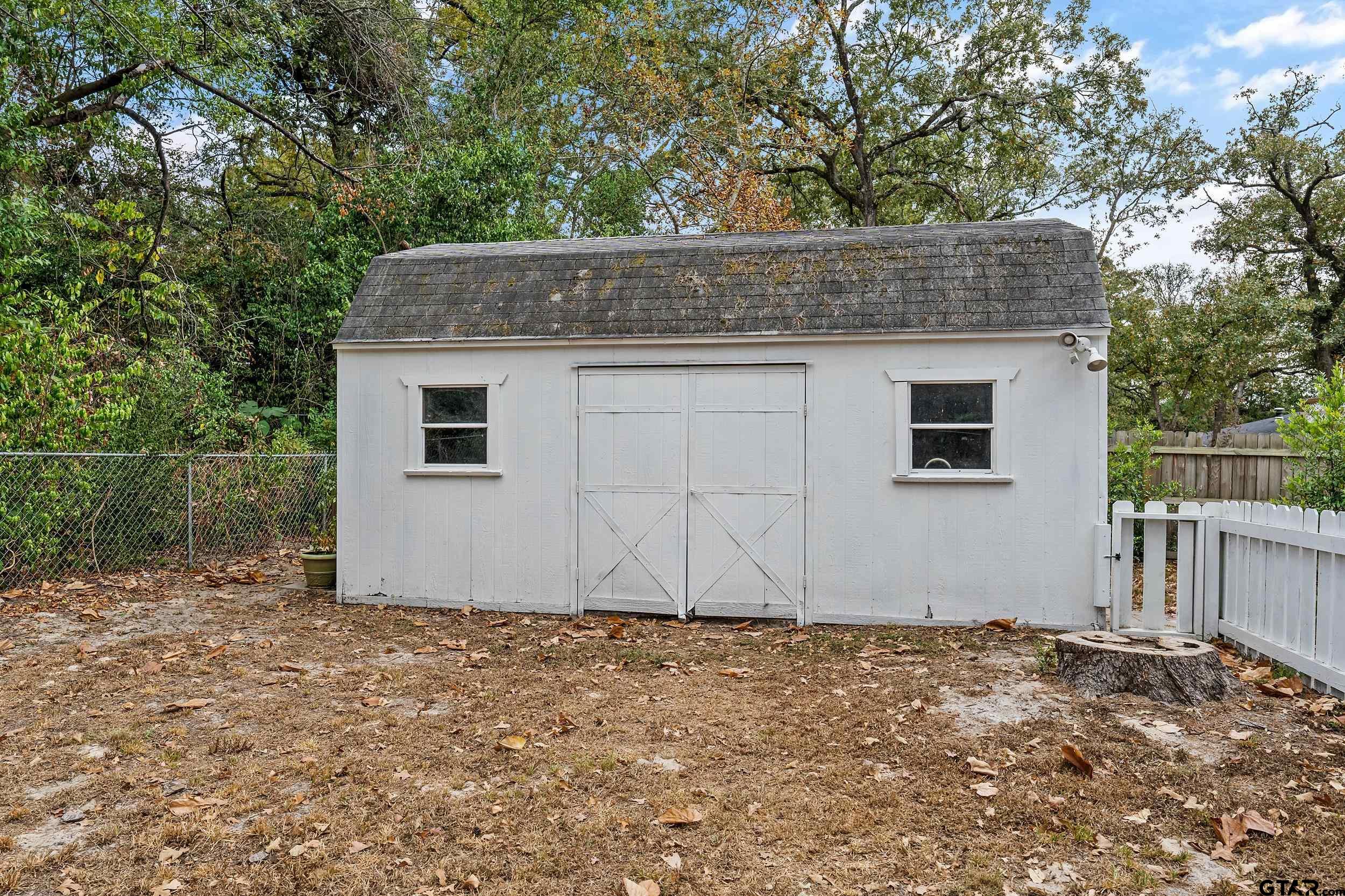 411 Lakeview Dr