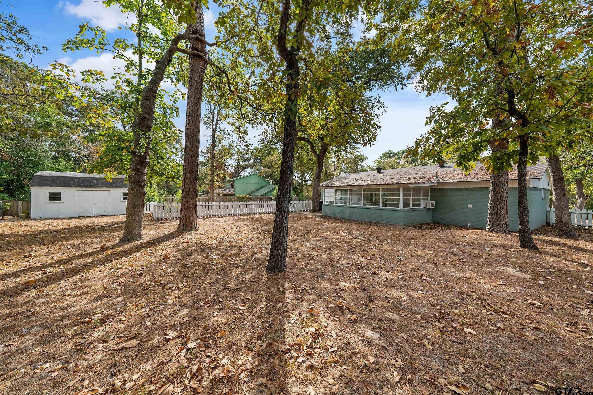 411 Lakeview Dr