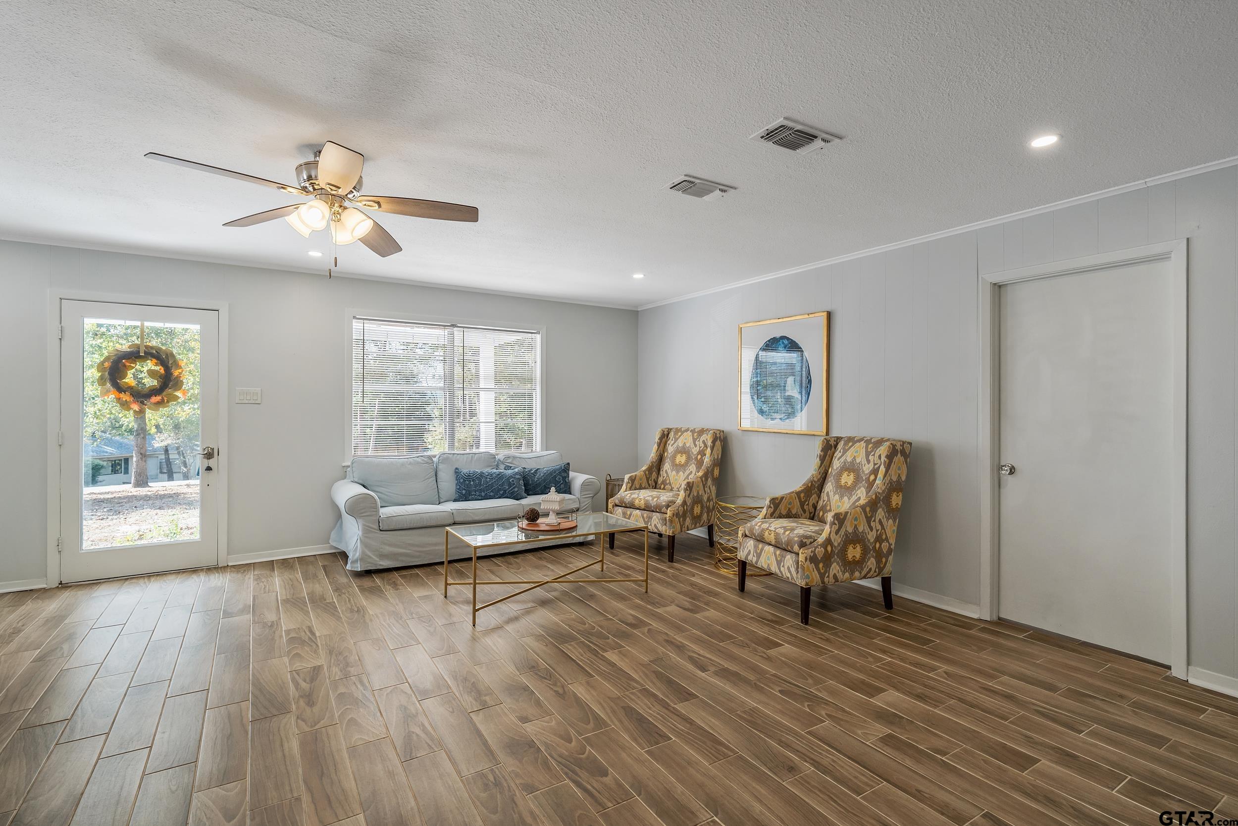 411 Lakeview Dr