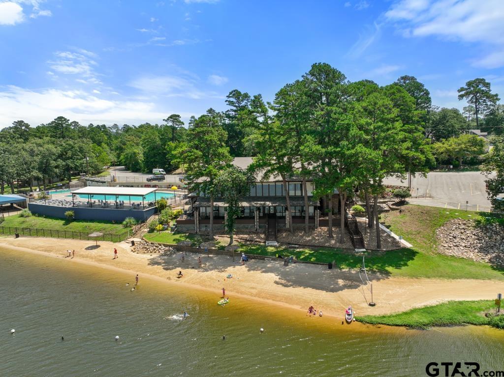 1639 Tanglewood Dr E.
