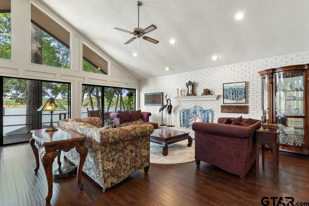 1639 Tanglewood Dr E.