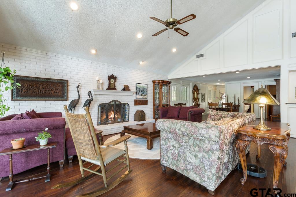 1639 Tanglewood Dr E.