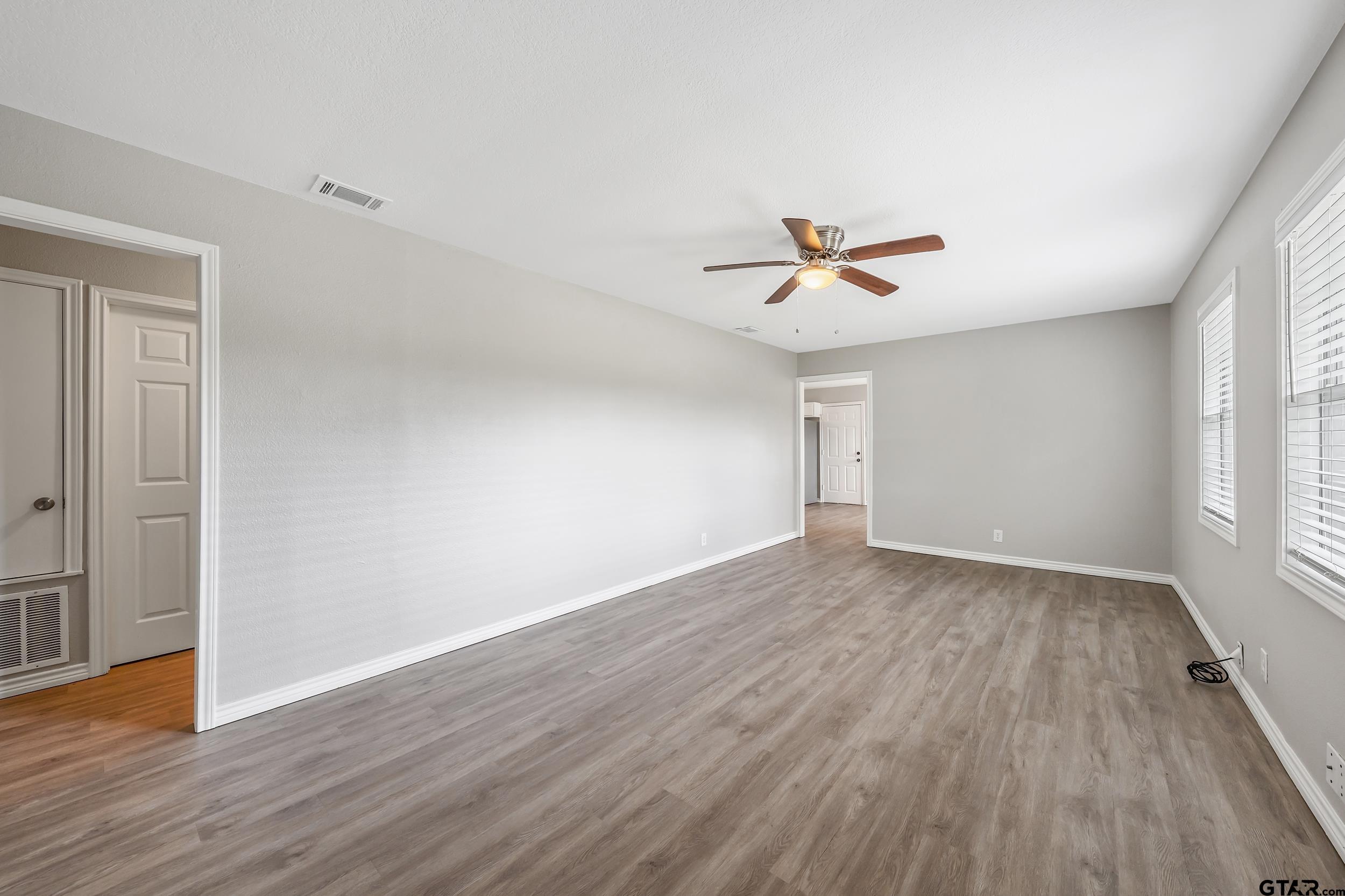 512 N Northwest Loop 323