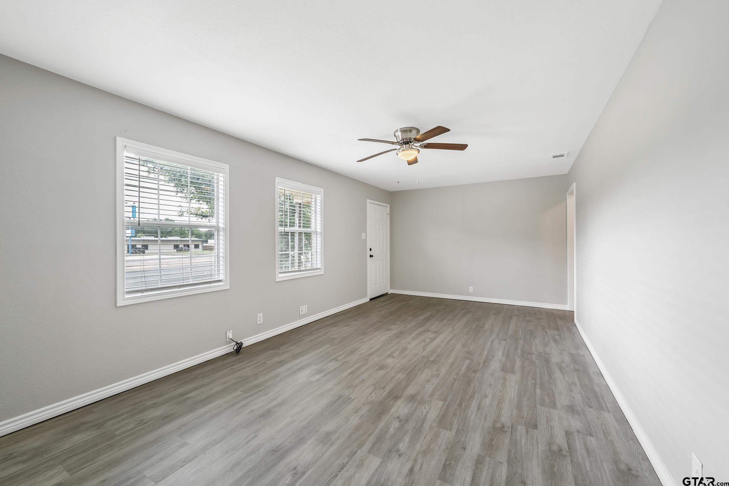 512 N Northwest Loop 323