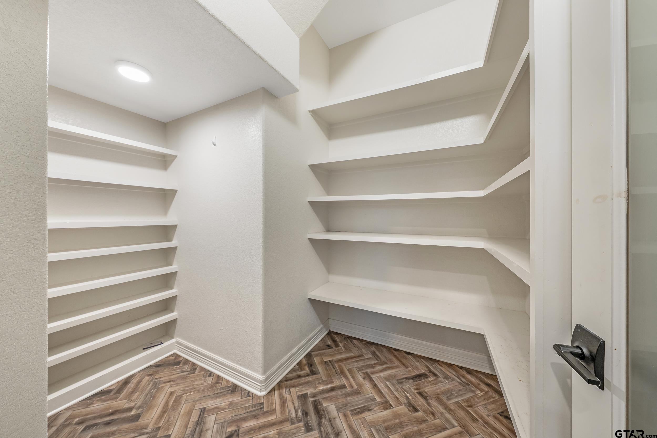 7580 Northlake Drive