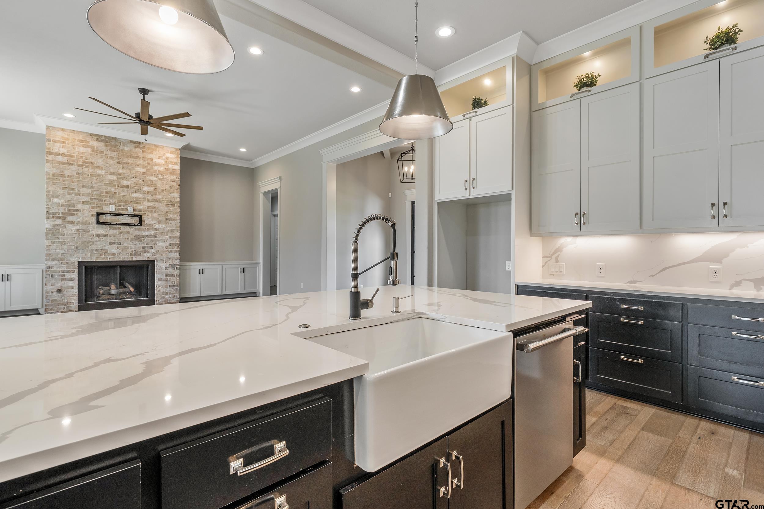 7580 Northlake Drive