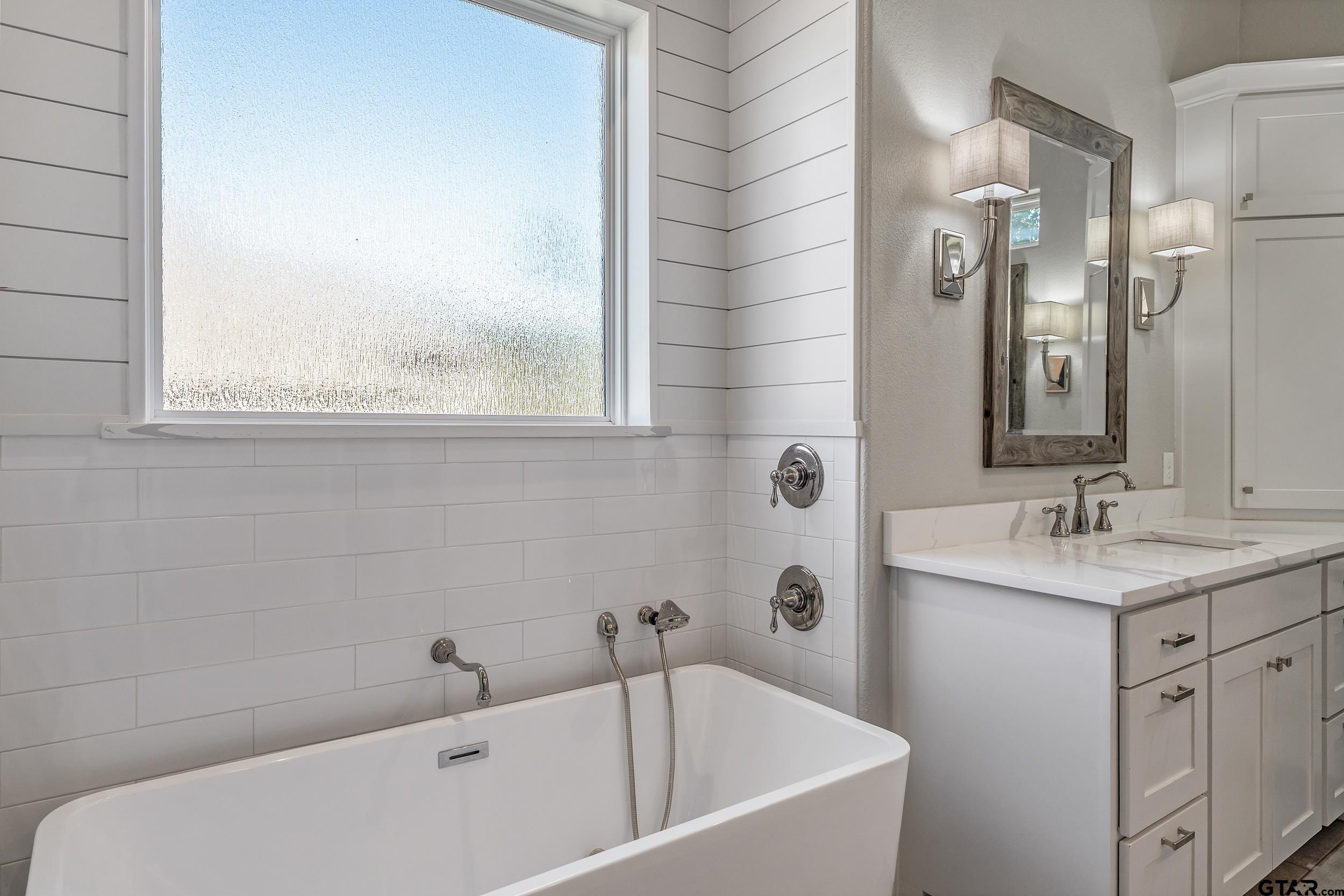 7580 Northlake Drive