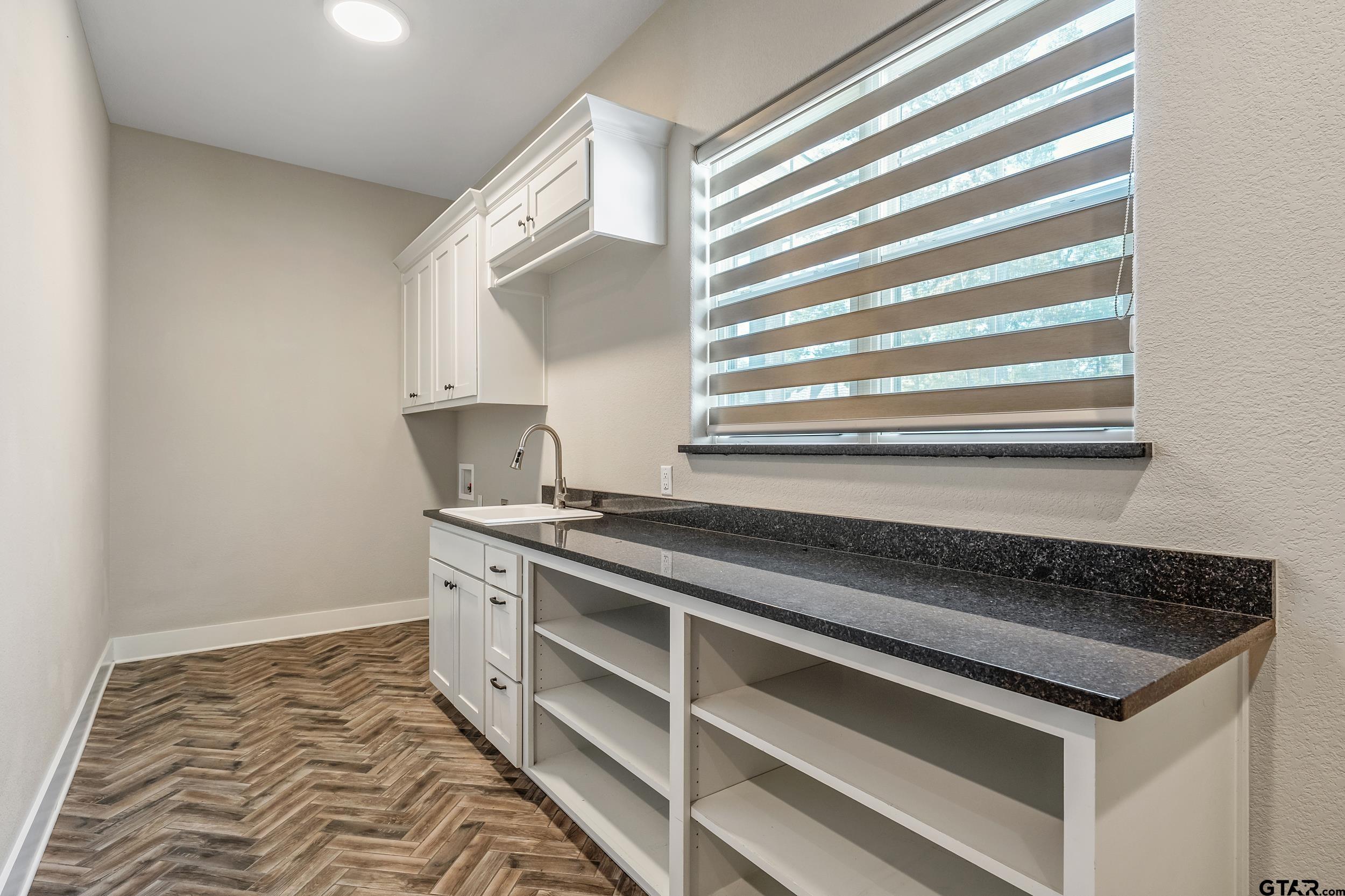 7580 Northlake Drive