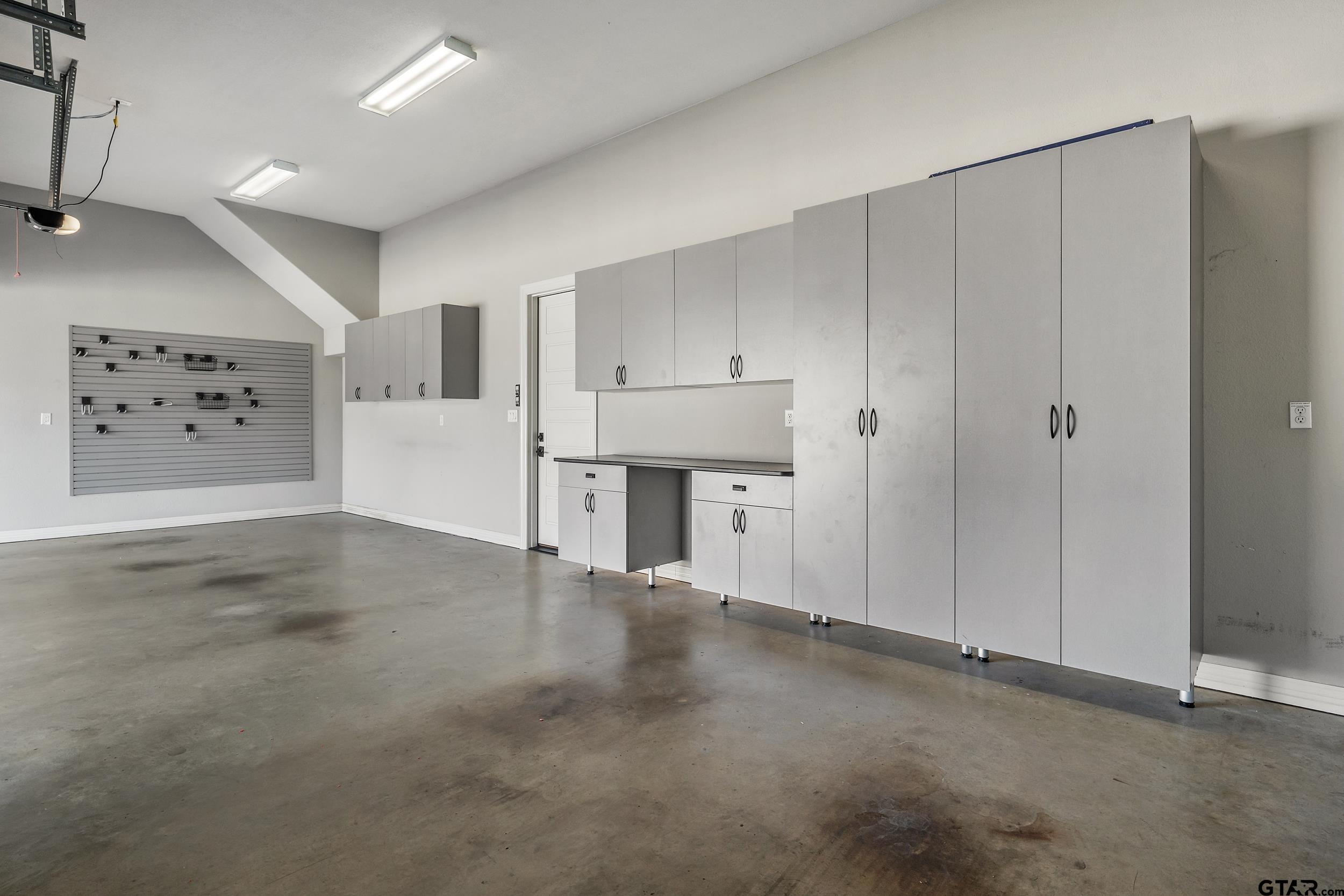 7580 Northlake Drive