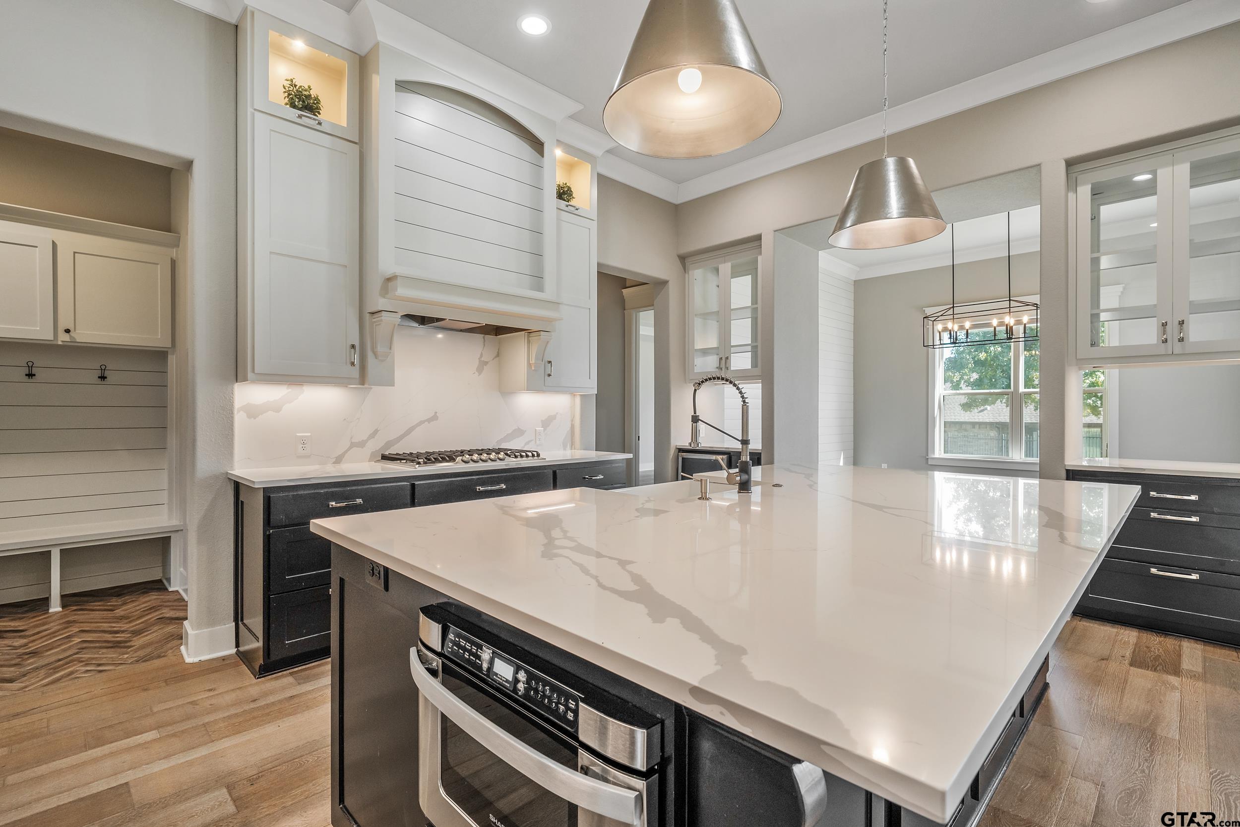 7580 Northlake Drive