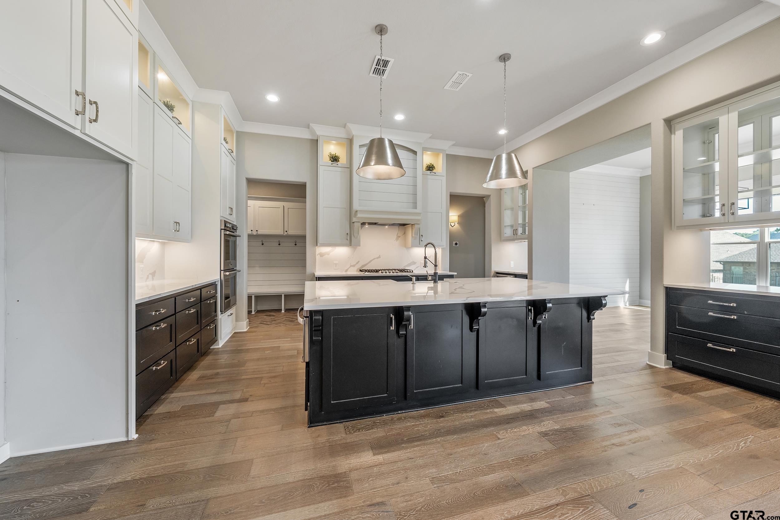 7580 Northlake Drive