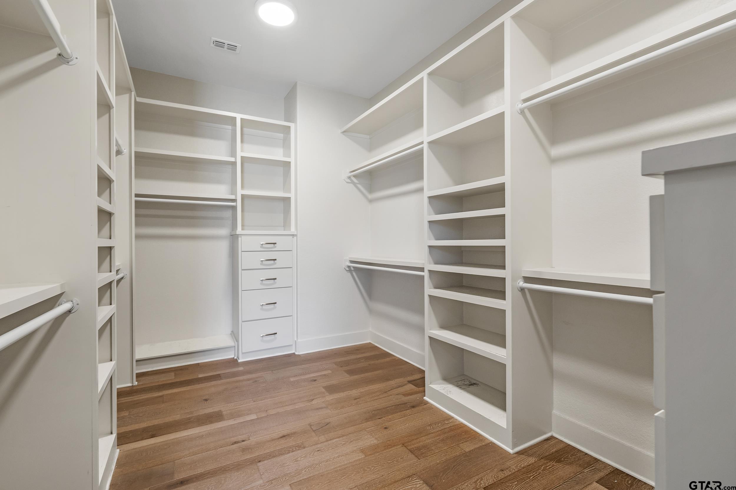 7580 Northlake Drive