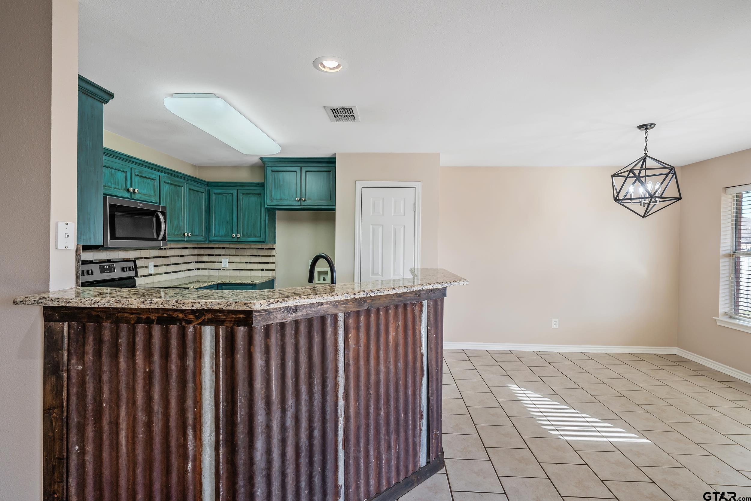 411 Amanda Ct