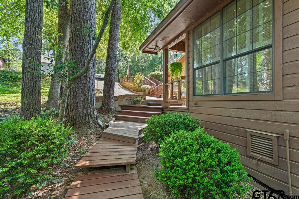 1639 Tanglewood Dr E.