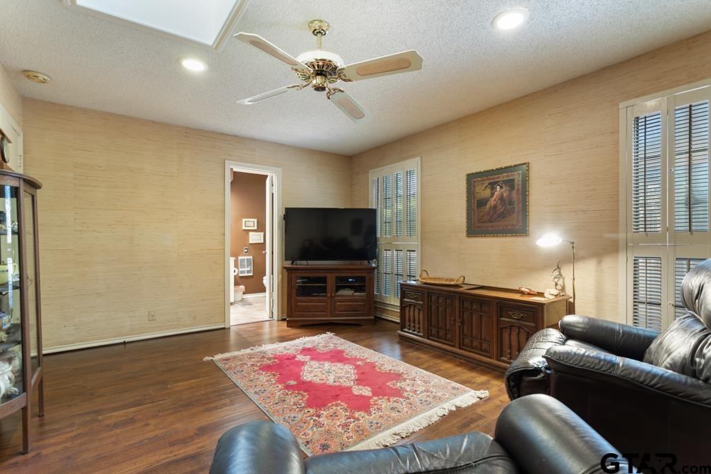 1639 Tanglewood Dr E.