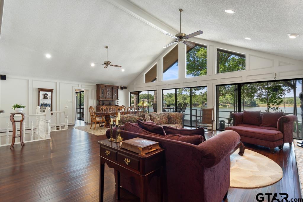 1639 Tanglewood Dr E.