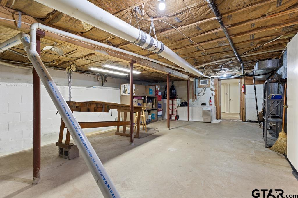 1639 Tanglewood Dr E.