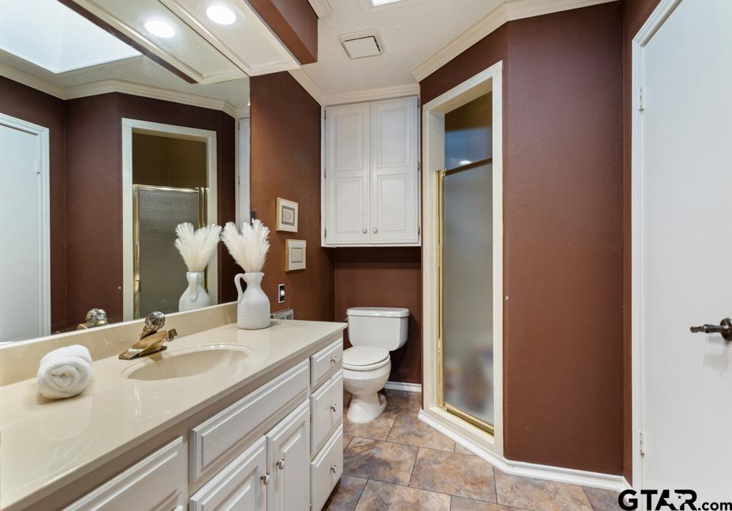 1639 Tanglewood Dr E.